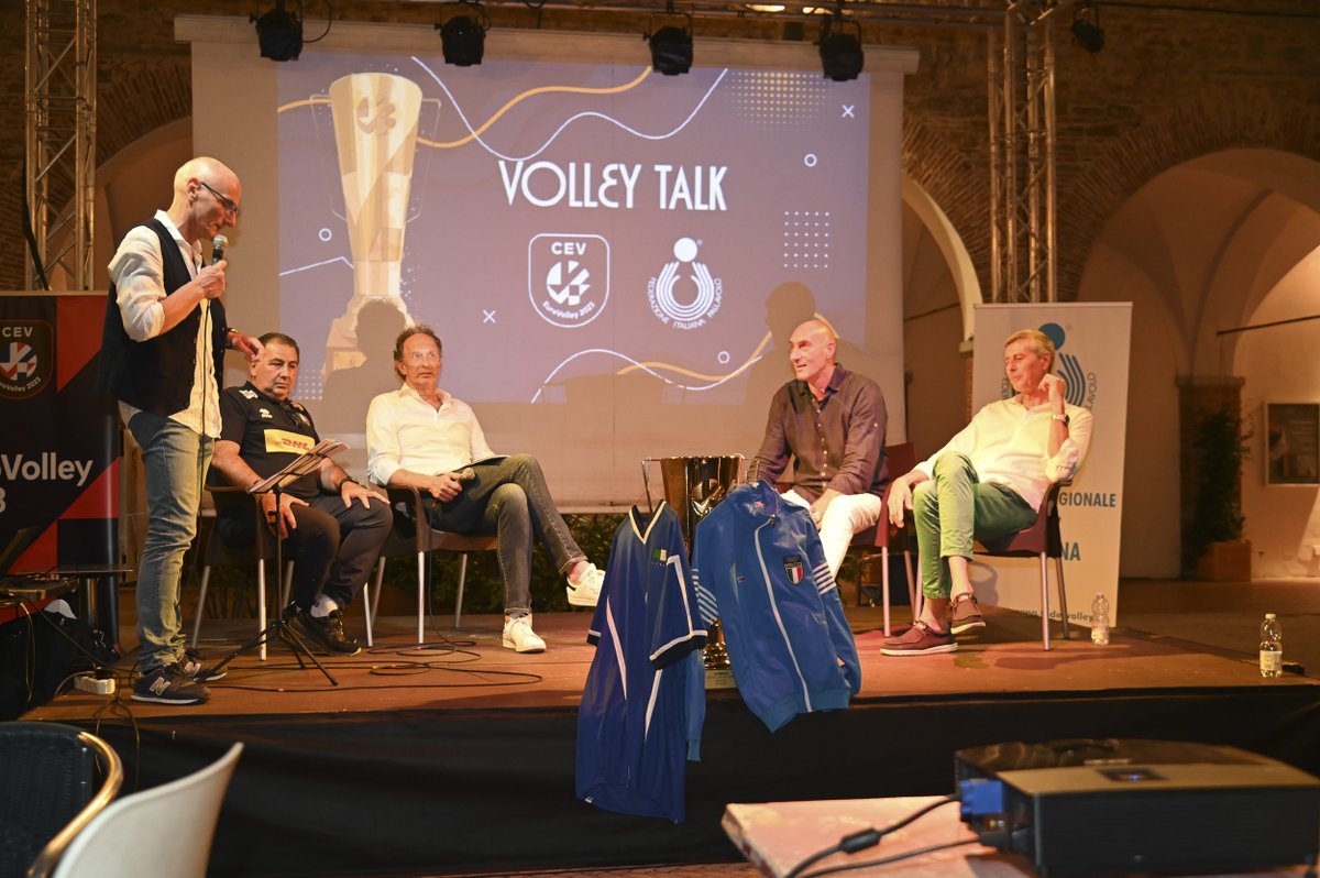 Federvolley's tweet photo. 𝐄𝐮𝐫𝐨𝐕𝐨𝐥𝐥𝐞𝐲 𝐓𝐨𝐮𝐫 🇪🇺
Volley Talk a #Firenze con #Bernardi, #Bracci e #Vullo. Ospite d'eccezione il ct azzurro @fefedegio❗️
🗒️ LA NEWS ▶️ https://t.co/DaaafoNIax
📸 LA GALLERY 👉 https://t.co/hEroCmc6Ra
#LaNazionale | #EuroVolleyW | #EuroVolleyM https://t.co/nPMxgxJhkn