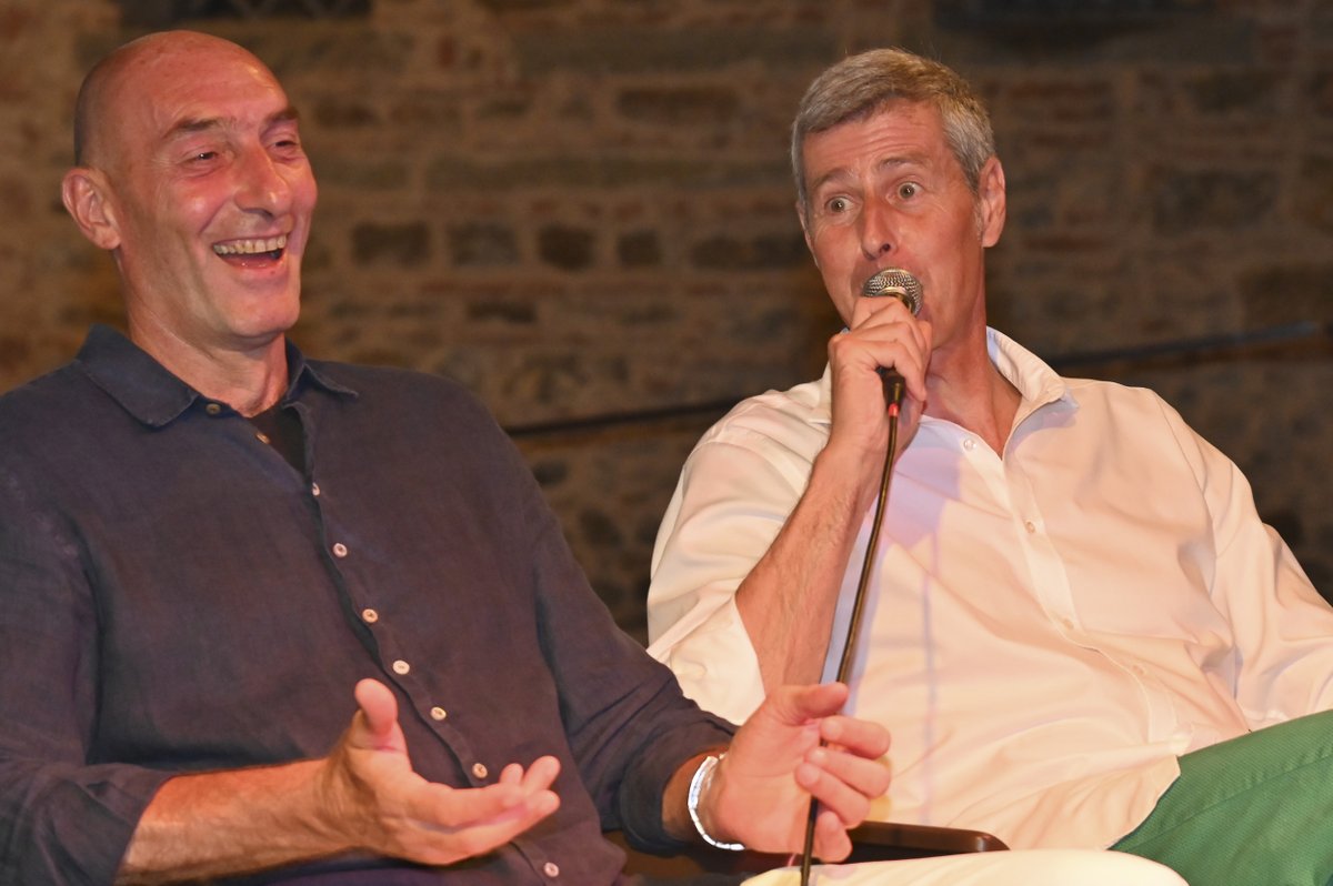 Federvolley's tweet photo. 𝐄𝐮𝐫𝐨𝐕𝐨𝐥𝐥𝐞𝐲 𝐓𝐨𝐮𝐫 🇪🇺
Volley Talk a #Firenze con #Bernardi, #Bracci e #Vullo. Ospite d'eccezione il ct azzurro @fefedegio❗️
🗒️ LA NEWS ▶️ https://t.co/DaaafoNIax
📸 LA GALLERY 👉 https://t.co/hEroCmc6Ra
#LaNazionale | #EuroVolleyW | #EuroVolleyM https://t.co/nPMxgxJhkn