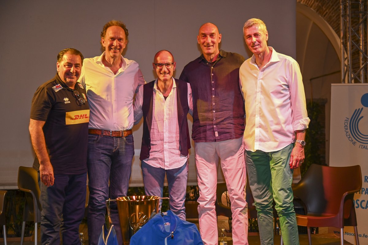 Federvolley's tweet photo. 𝐄𝐮𝐫𝐨𝐕𝐨𝐥𝐥𝐞𝐲 𝐓𝐨𝐮𝐫 🇪🇺
Volley Talk a #Firenze con #Bernardi, #Bracci e #Vullo. Ospite d'eccezione il ct azzurro @fefedegio❗️
🗒️ LA NEWS ▶️ https://t.co/DaaafoNIax
📸 LA GALLERY 👉 https://t.co/hEroCmc6Ra
#LaNazionale | #EuroVolleyW | #EuroVolleyM https://t.co/nPMxgxJhkn