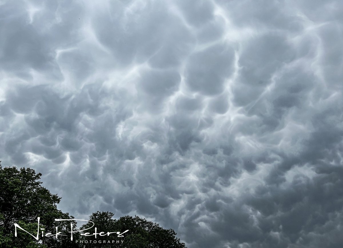NickPetersPhoto's tweet photo. Well, we didnt get much for rain last night in Belle Plaine,MN but we saw some sweet mammatus clouds! @NWSTwinCities @ian_leonard @KeithMarlerFox9 @CodyMatzFox9 @WCCOShaffer @MikeAugustyniak @kare11 @BelindaKARE11 @JYuhasKSTP @mikebettes @JimCantore @StormHour https://t.co/oEC341o29g