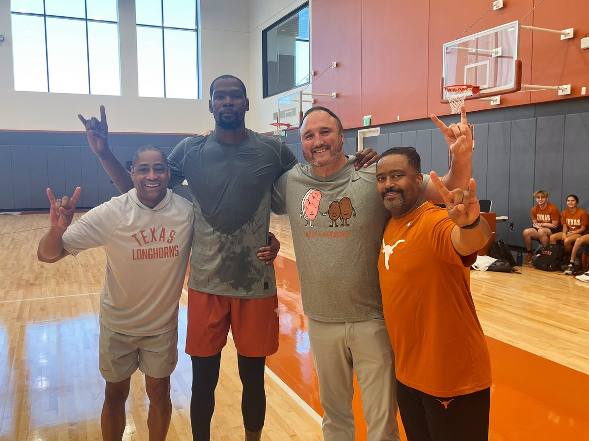 It’s a great day to be alive. It’s a great day to be a Longhorn. 

Great for our guys to see Longhorn Legend @KDTrey5 work on his craft. #HookEm🤘🏾 #LonghornFriday