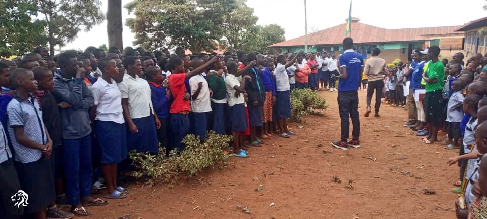 GicumbiN's tweet photo. Mbere Yuko berekeza mubiruko Urubyiruko rwa @GicumbiDistrict #MUKOsector rubarizwa mu bigo by'amashuri byo mu murenge wa MUKO
Hakozwe ubukangurambaga bwo kwirinda ibiyobyabwenge no kwimakaza umuco w'ubukorerabushake bwasojwe 503 biyemeje kuba abakorerabushake
gusoza urubyiruko. https://t.co/rG1q77ZaWf
