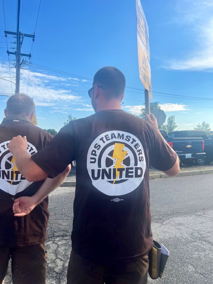 SANDRISCANO's tweet photo. Another great morning standing with UPS @IBT251 @Teamsters in support of a fair contract! Union workers are giving voice to their grievances and standing up for what they deserve ✊🏽 #UPSTeamsters #1U #PracticePicket https://t.co/7BfhK5fxPC