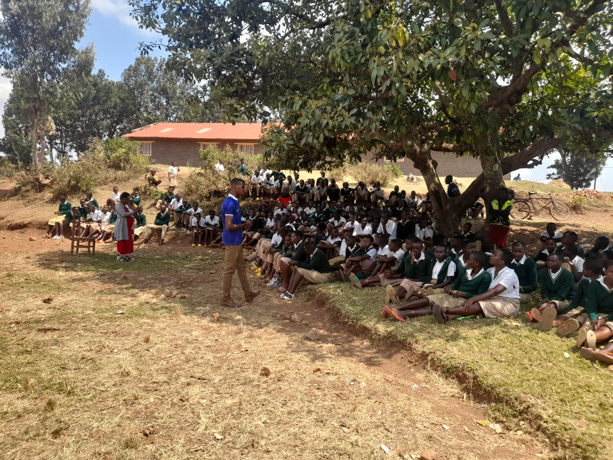 GicumbiN's tweet photo. Mbere Yuko berekeza mubiruko Urubyiruko rwa @GicumbiDistrict #MUKOsector rubarizwa mu bigo by'amashuri byo mu murenge wa MUKO
Hakozwe ubukangurambaga bwo kwirinda ibiyobyabwenge no kwimakaza umuco w'ubukorerabushake bwasojwe 503 biyemeje kuba abakorerabushake
gusoza urubyiruko. https://t.co/rG1q77ZaWf