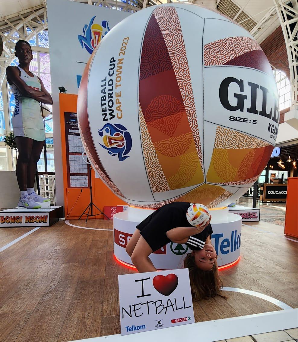 Lynne_Joy's tweet photo. Larissa Botha bending over backwards for the Spar Protea Netball squad FOR THE WIN at the V&amp;A Waterfront🥳💪

@NetballWorldCup @VandAWaterfront @PUMASouthAfrica @TelkomZA 
#NWC2023 #NetballWorldCup #PutYouHandsUp #StandTall https://t.co/LGVPQqgCTx