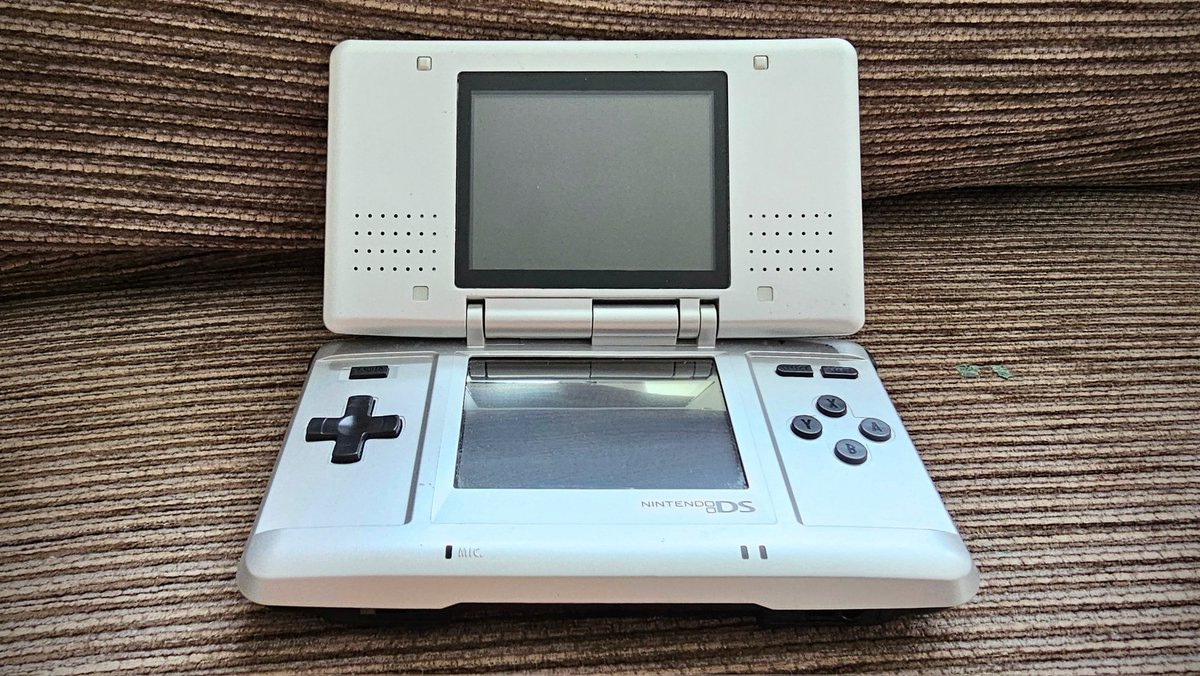 EllipseEnt's tweet image. No lie...
(I've mentioned this briefly here before)

I loaned my wife a Nintendo DS 18 years ago!! Supposedly it was lost l, yet I never lost hope.

Yesterday it was found!!

I still kept the box and charger. I've cleaned it and I'm about to charge it.

Game recommendations?