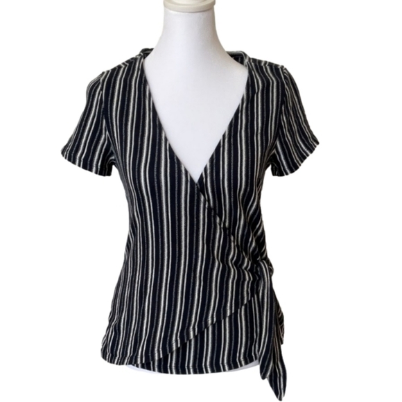 2chicksandacam2's tweet photo. So good I had to share! Check out all the items I'm loving on @Poshmarkapp from @thriftydiva2015 #poshmark #fashion #style #shopmycloset #luckybrand: https://t.co/uOBzwGqzM0 https://t.co/eLH4Ap0y0T
