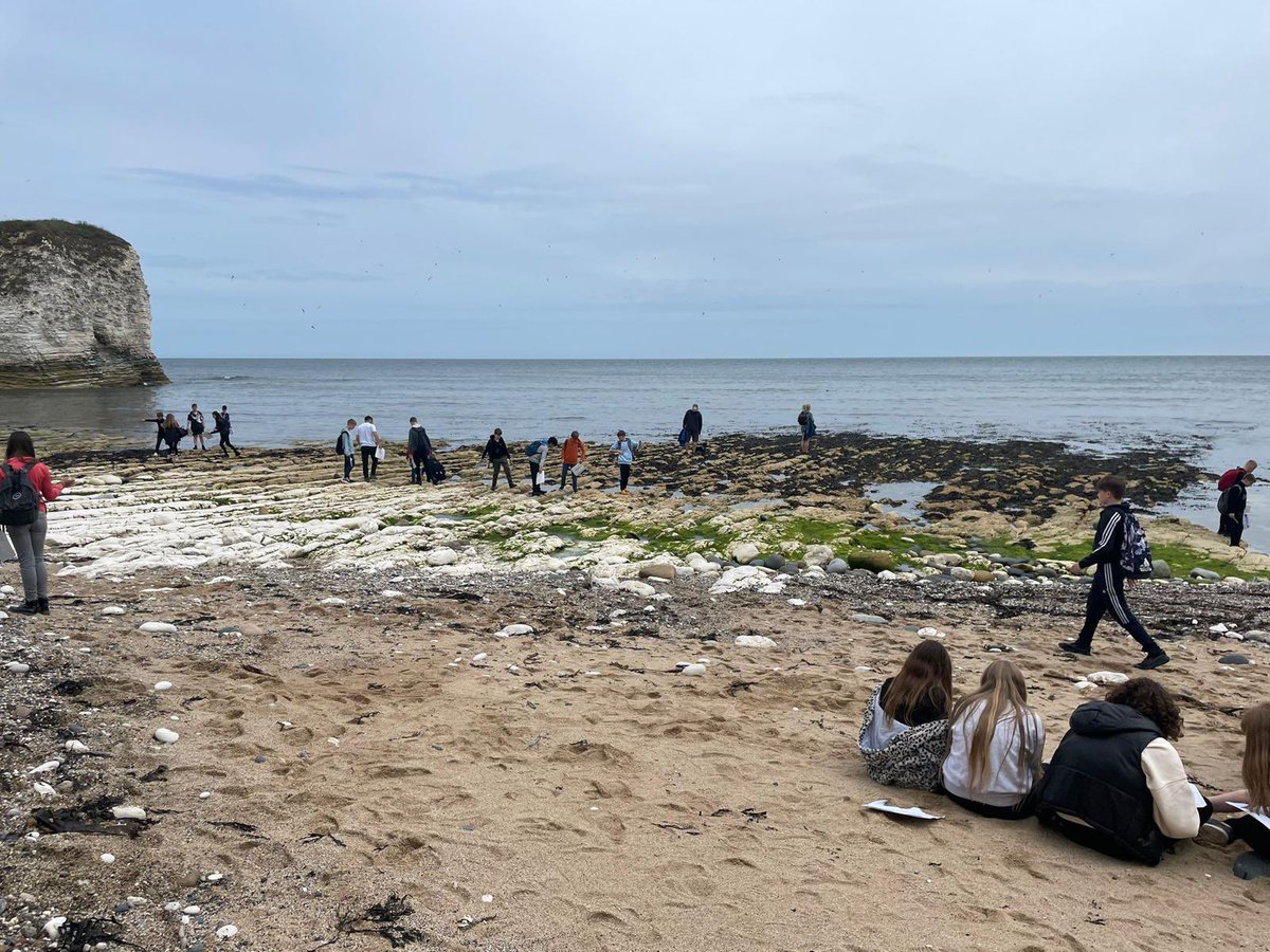 PATCarletonHigh's tweet image. Year 7 geographers have had a fantastic day at Flamborough carrying out some fieldwork in the rock pools and on the beach before finishing with ice creams and frisbee. 
🙂🙂
#GeographyRocks #TeamGeography