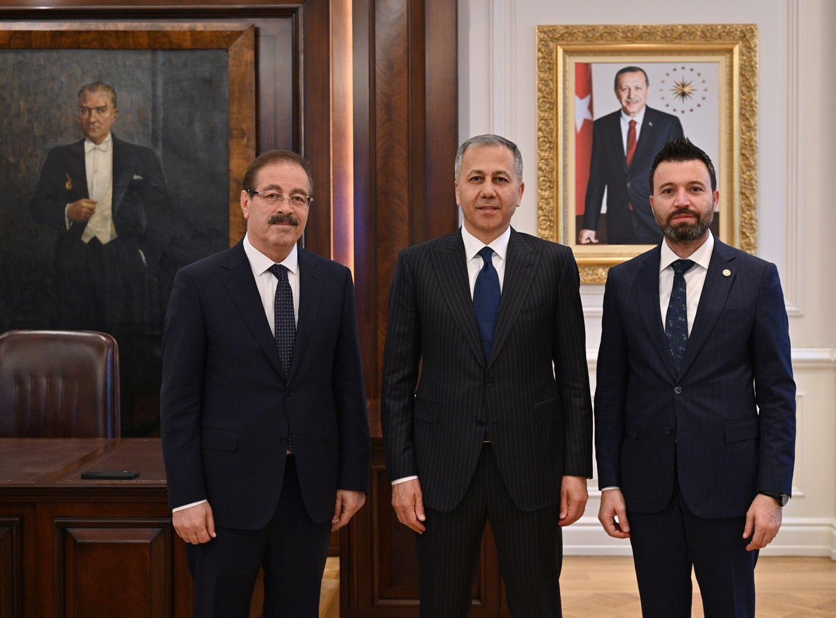 suleymansahan66's tweet photo. İçişleri Bakanımız Sayın Ali Yerlikaya’yı Teskomb Genel Başkanı,Yozgat Milletvekilimiz Abdulkadir Akgül ile birlikte ziyaret ettik.

Misafirperverlği ve Yozgat'ımıza göstermiş olduğu ilgiden dolayı Sayın Bakanımıza teşekkür ediyor, yeni görevinde başarılar diliyorum
@AliYerlikaya https://t.co/sOkYvAZYc5