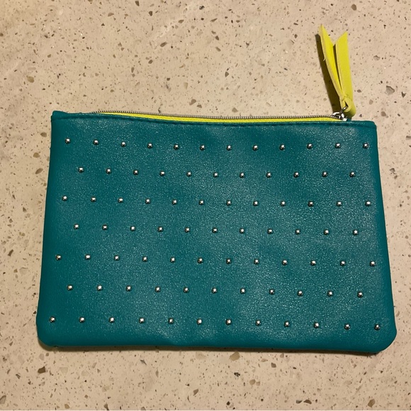 SparkleDustGab's tweet photo. So good I had to share! Check out all the items I'm loving on @Poshmarkapp from @GinnyLavery #poshmark #fashion #style #shopmycloset #forever21 #ipsy #artisan: https://t.co/pumku6HnXY https://t.co/hr28e744Cq