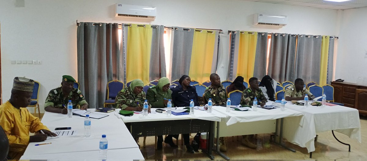 # Bonne GRSS
12 et 13 juillet,  séance de sensibilisation des FDS et cadres de l'administration régionale sur les enjeux (Prévention et redevabilité) de la lutte contre la corruption dans la région de Dosso.
#DCAF
#HALCIA