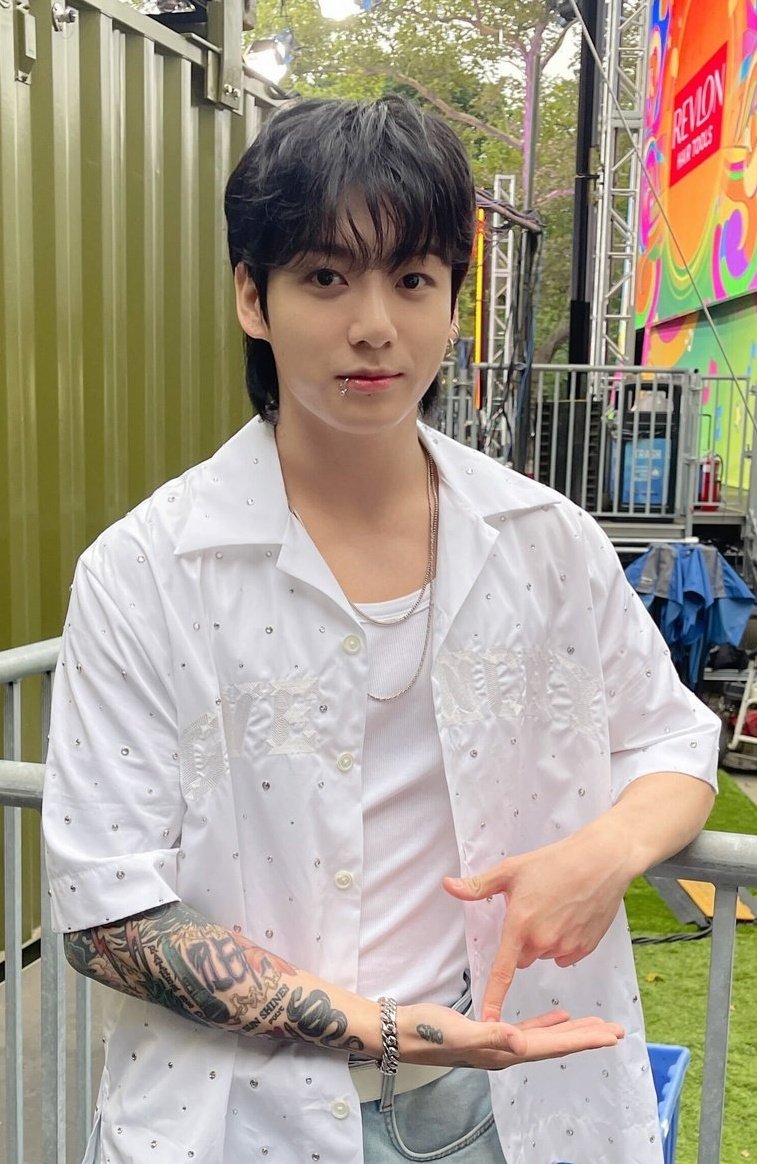 doeyedprince's tweet photo. Let's keep streaming...and wait for his weverse live🤍

We love you Jungkook🤍 https://t.co/43v26Tfo0a