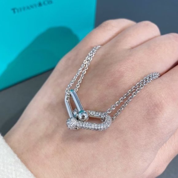co_fells's tweet photo. So good I had to share! Check out all the items I'm loving on @Poshmarkapp #poshmark #fashion #style #shopmycloset #tiffanyco #thenorthface #tommyhilfiger: https://t.co/WIevsw1Cg8 https://t.co/xRwga58TgU