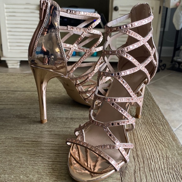 So good I had to share! Check out all the items I'm loving on <a href="/Poshmarkapp/">Poshmark</a> #poshmark #fashion #style #shopmycloset #feather4arrow #studioi: posh.mk/9S3AuBZBqBb