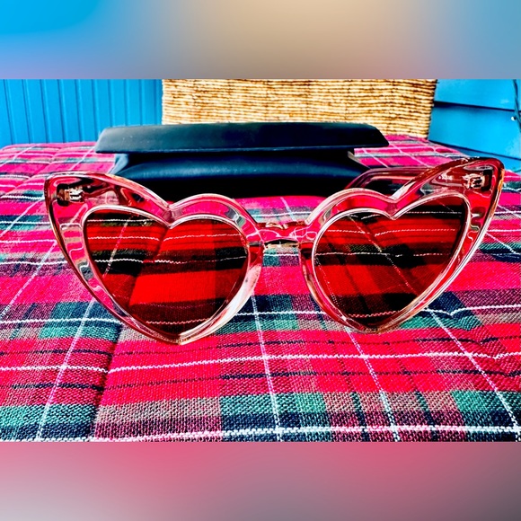 Y0M3LiSS's tweet photo. So good I had to share! Check out all the items I'm loving on @Poshmarkapp #poshmark #fashion #style #shopmycloset #nike #saintlaurent: https://t.co/IM5ooAVB2u https://t.co/UjIuHKqxoO