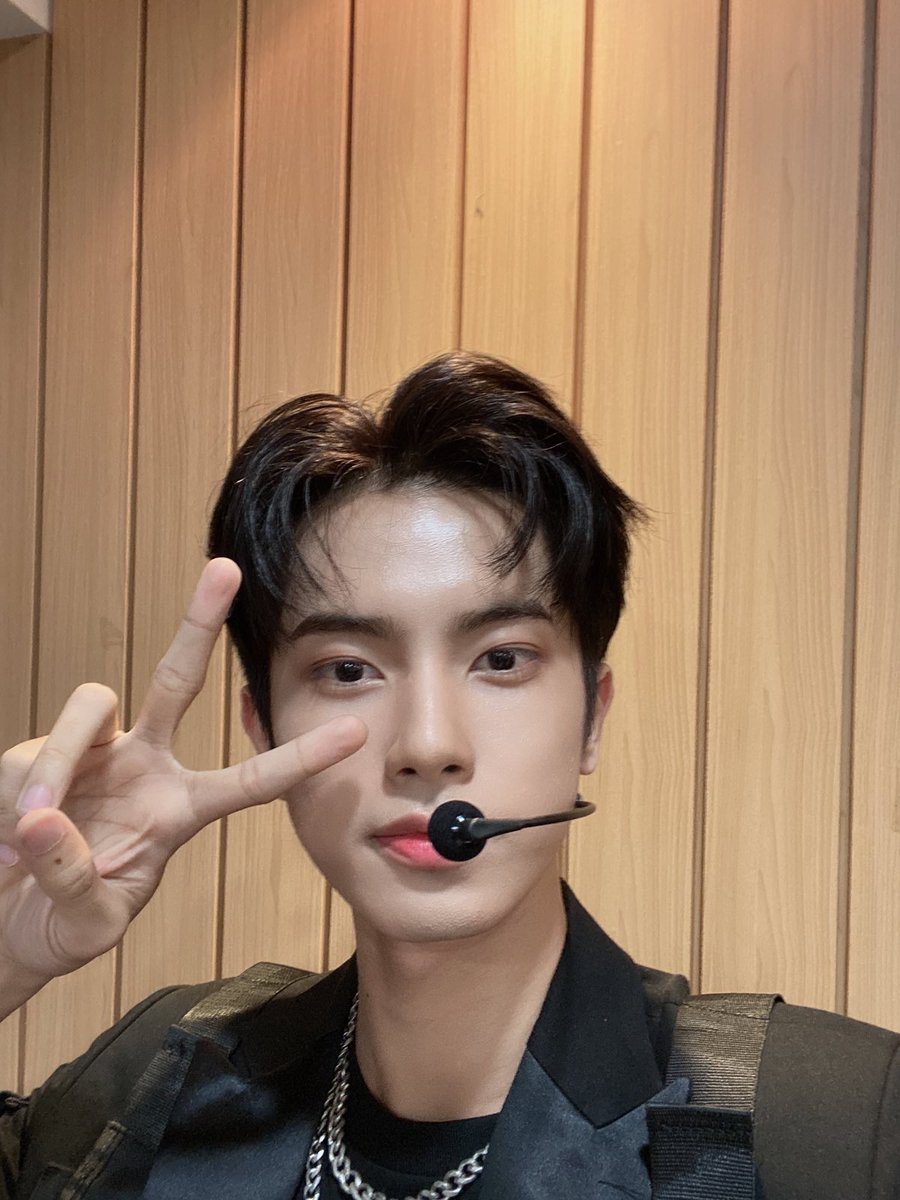HORI7ON_twt's tweet photo. [🐶] Happy friday anchors!! 🫶🏻

#HORI7ON #호라이즌 #KYLER #카일러 https://t.co/FcxdOMu6h0