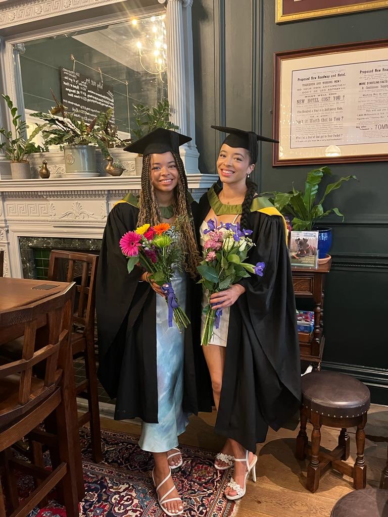 henleysquashman's tweet photo. Twins graduating from Bath University today! ❤️❤️ https://t.co/UYblC52enm
