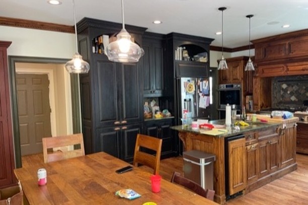 This before and after by @mollyandtateinteriors is what dreams are made of. The Cachet Lantern lends a classic look that feels light and airy in this kitchen refresh. 

Design: @mollyandtateinteriors
📸: @aleamoore