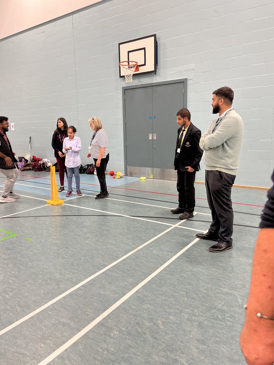 CarltonKeighley's tweet photo. Today we welcomed Bradford and District Visually Impaired Cricket to our Sports Hall @BandDVICC … a great networking session with students from @CarltonKeighley @CarltonBolling @HOLYCROFTPRIM @GroveHousePAY #CarltonConnects 🏏 https://t.co/P5Q47vVTEp