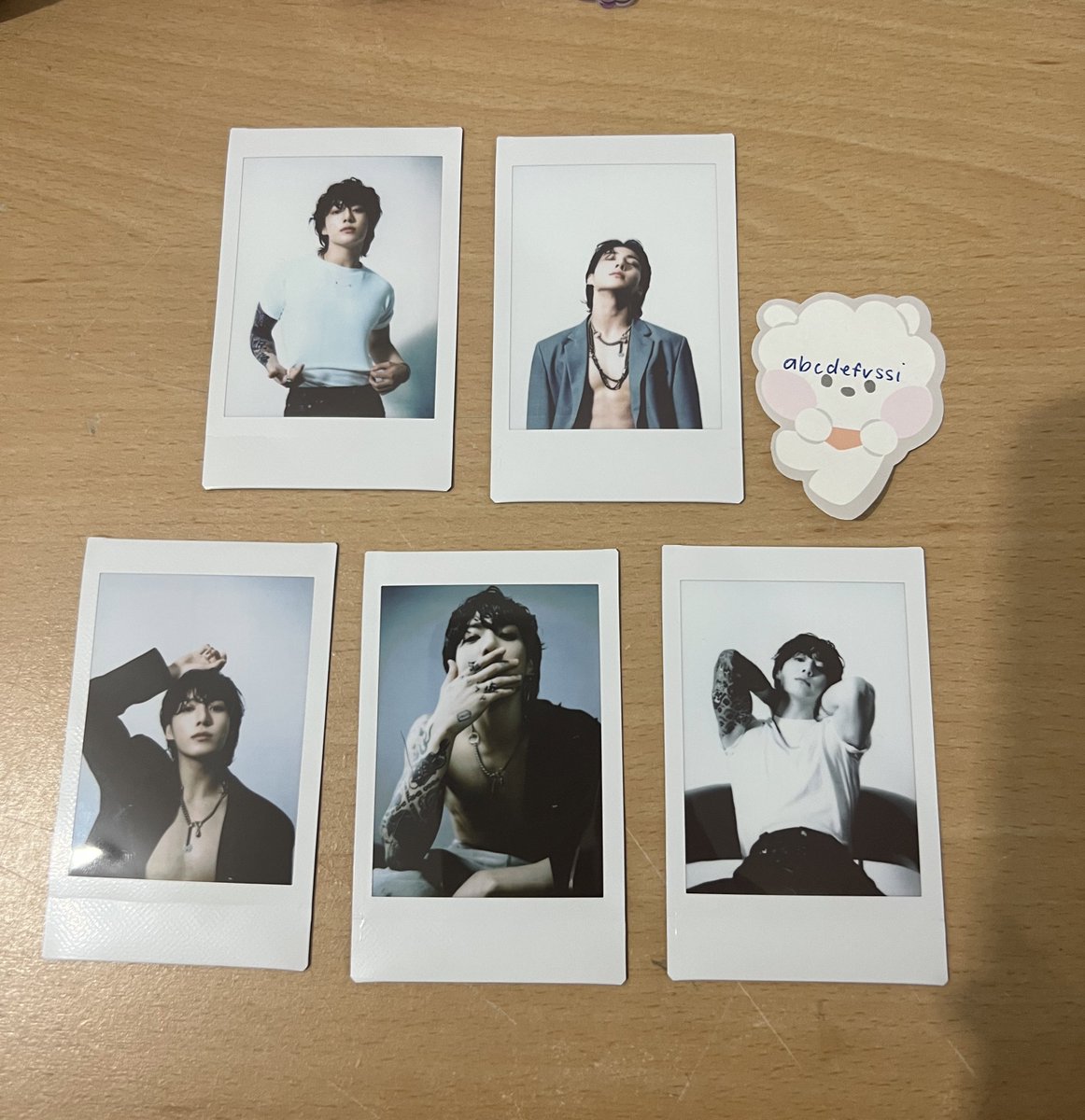 abcdefvssi's tweet photo. hey hey so i’m just gonna throw a small giveaway for the release of seven~ anyone can participate ( ˘ ³˘)♥

✰ retweet and provide seven streaming proof in any platform ~ will choose one winner of his 5 polaroids 

✰ free shipping worldwide 

✰ ends Sunday 16/07 https://t.co/WcvLHSZYFl