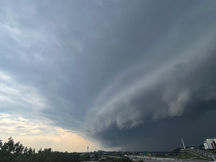 Environment Canada confirmed one tornado touched down north of Montreal and a second is suspected to have hit southwest of the city as severe thunderstorms ripped across eastern Ontario and Quebec on Thursday.
Read More: https://t.co/iKlb20PvlE
Photo Courtesy: @ToulasTake https://t.co/Mby5MbyiFQ