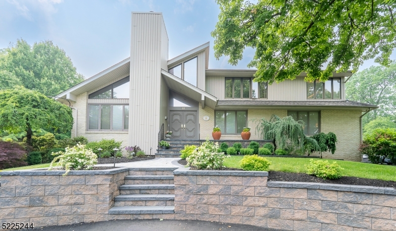 HelenLimRealtor's tweet photo. See what this home has to offer! Contact me for a showing today. #homesforsale #realestate  https://t.co/Qb8V6vY7SE https://t.co/aem8iMKIzJ