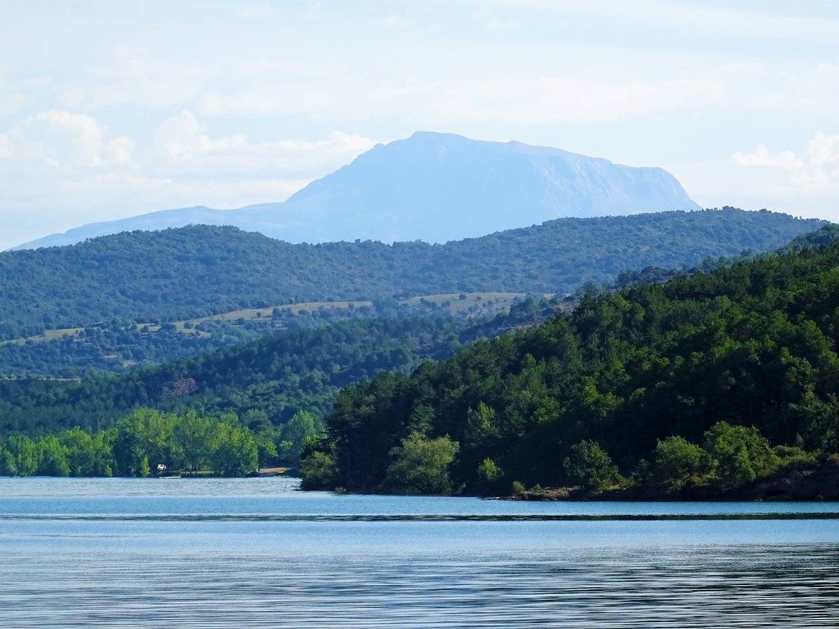 GrausTurismo's tweet photo. Embalse de Joaquín Costa o #Barasona y de fondo el omnipresente #Turbón.
📸 Carlos Bravo. https://t.co/TvA87KOHc9