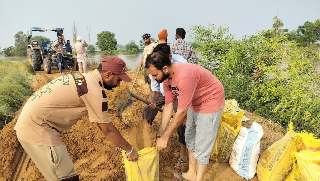 समर्पण और सेवा की अनूठी मिसाल- डेरा सच्चा सौदा के सेवादार साबित हुए बाढ़ पीड़ितों के लिए मददगार Village Kudail, Near Jakhal railway, Fatehabad #HaryanaFloods #FloodRescueOperation #DisasterRelief