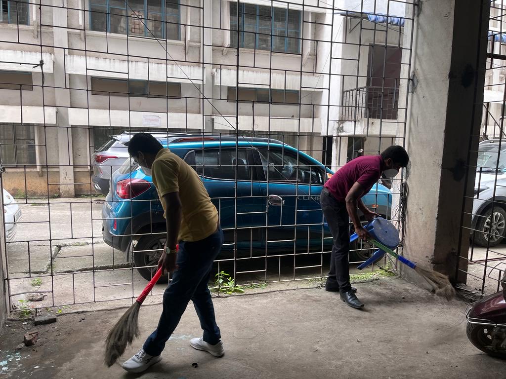 SwapnaleeNITI's tweet photo. Cleaning of parking space of RO Guwahati in Housefed Complex, Guwahati #SwachhtaPakhwada #SwachhMospi  #swachhbharat  ⁦@GoIStats⁩ ⁦@swachhmospi⁩ https://t.co/I4UnA2aCpd