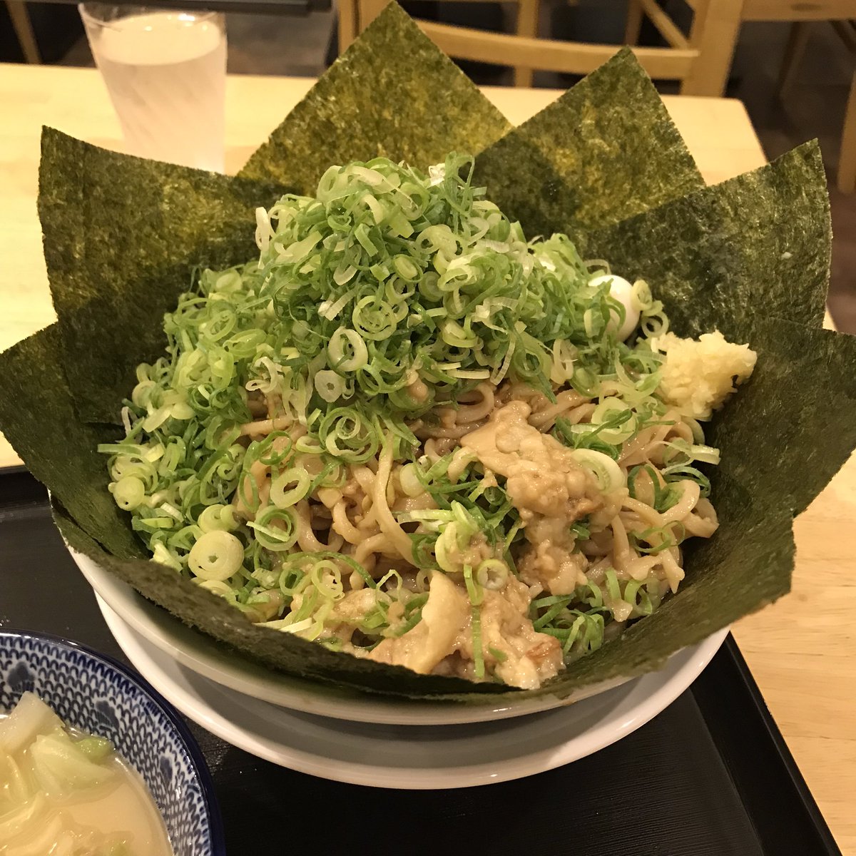 cool_eyes51's tweet photo. 今日はパタンの日。
土用の丑の日くらいの勢いで九条ネギと海苔トピ。
そしてこの誇り高き出立。
さすがです。

リニューアル後初パタンはネギにシン・ブタ絡めて楽しめるようになりより美味しい。

#FATTON
#静岡グルメ
#静岡ラーメン
#パタン
#リニューアル https://t.co/nstQiUJa2N
