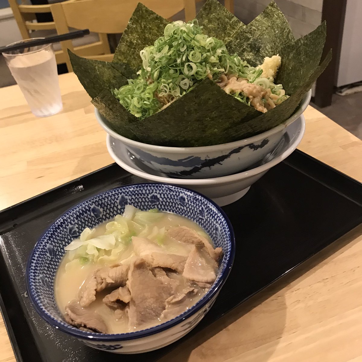 cool_eyes51's tweet photo. 今日はパタンの日。
土用の丑の日くらいの勢いで九条ネギと海苔トピ。
そしてこの誇り高き出立。
さすがです。

リニューアル後初パタンはネギにシン・ブタ絡めて楽しめるようになりより美味しい。

#FATTON
#静岡グルメ
#静岡ラーメン
#パタン
#リニューアル https://t.co/nstQiUJa2N