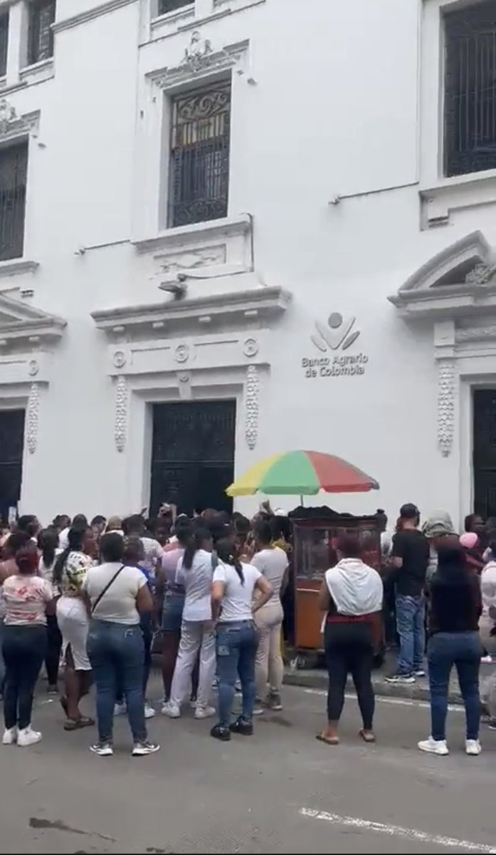 VickyDavilaH's tweet photo. Denigrantes filas en todo el país para reclamar el subsidio del Gobierno Petro. ¿Esto era lo que querían? ver a la gente en la calle “pidiendo limosna”. La responsable de esto es la señora @cielo_rusinque ¿qué responde? En el anterior gobierno a la gente le llegaba unas transferencia, había respeto por la dignidad humana de los más necesitados, ¿ahora? Qué desolación!!!