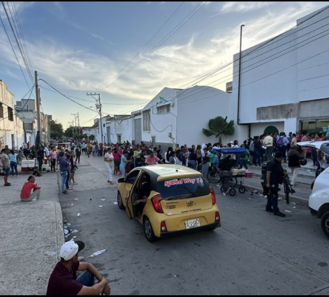 VickyDavilaH's tweet photo. Denigrantes filas en todo el país para reclamar el subsidio del Gobierno Petro. ¿Esto era lo que querían? ver a la gente en la calle “pidiendo limosna”. La responsable de esto es la señora @cielo_rusinque ¿qué responde? En el anterior gobierno a la gente le llegaba unas transferencia, había respeto por la dignidad humana de los más necesitados, ¿ahora? Qué desolación!!!
