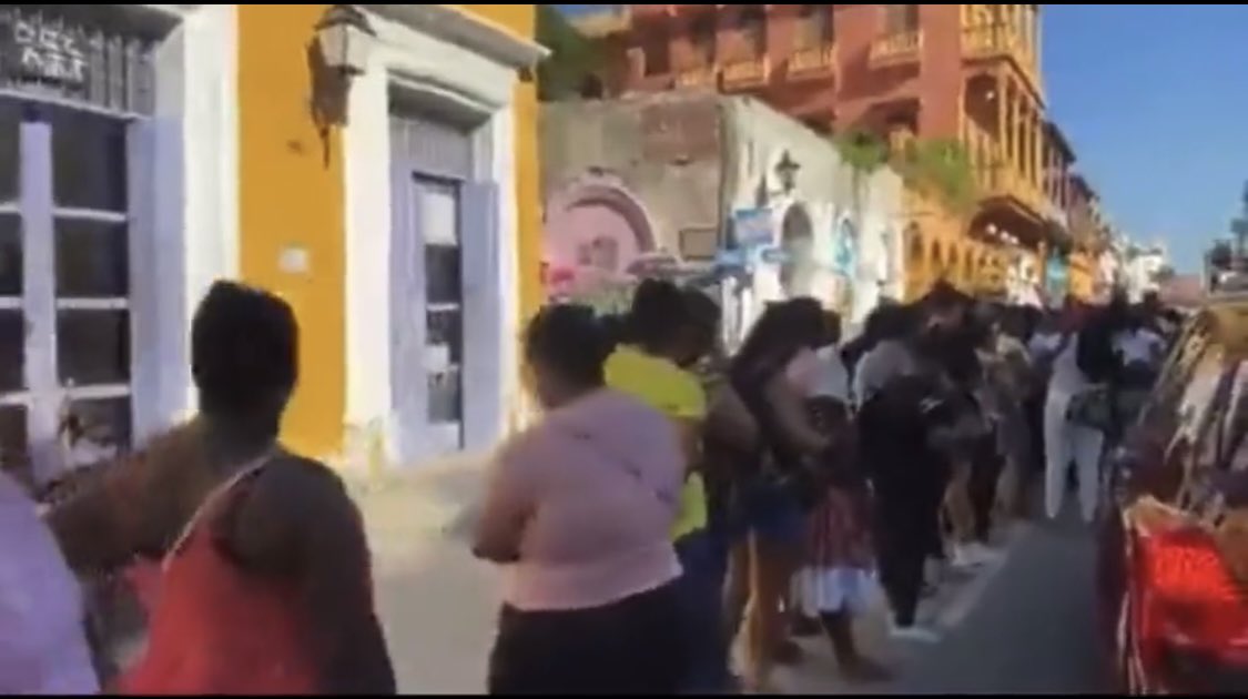 VickyDavilaH's tweet photo. Denigrantes filas en todo el país para reclamar el subsidio del Gobierno Petro. ¿Esto era lo que querían? ver a la gente en la calle “pidiendo limosna”. La responsable de esto es la señora @cielo_rusinque ¿qué responde? En el anterior gobierno a la gente le llegaba unas transferencia, había respeto por la dignidad humana de los más necesitados, ¿ahora? Qué desolación!!!