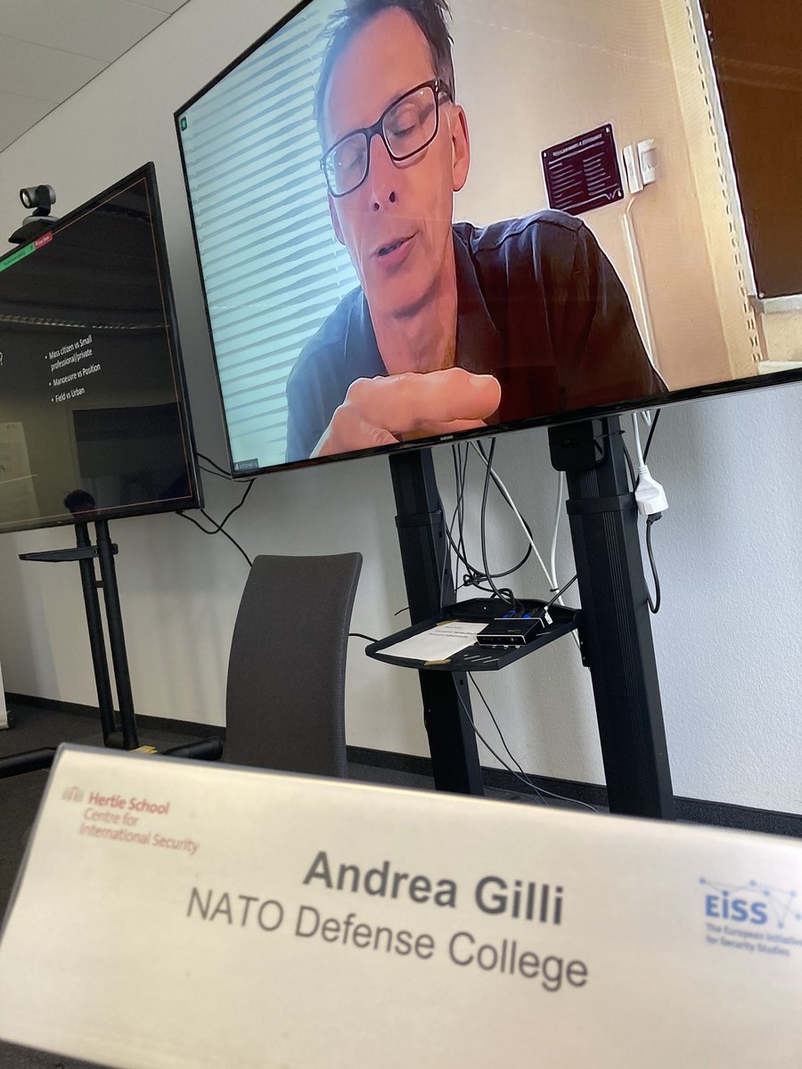 aa_gilli's tweet photo. Very pleased to have contributed to this year #Euroswamos edition organized by @Hertie_Security @thehertieschool and @EISSnetwork through Hugo, Marina, and Mauro. Pleased also to have moderated @antbrucekingβs stellar lecture on land warfare. https://t.co/RWMqbdEOsk