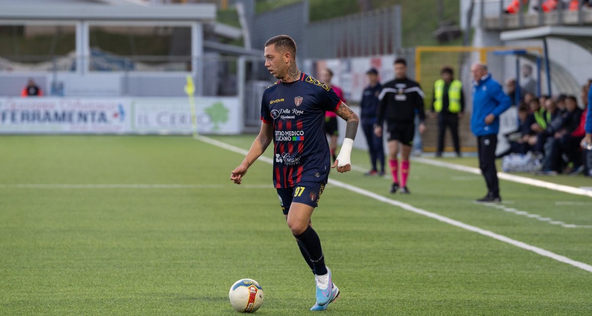 CalcioTime_it's tweet photo. L' #ACR Messina si appresta a chiudere i suoi primi due colpi di #calciomercato, tesserando Damiano #Lia e Michele #Emmausso.

https://t.co/L9tzbOqk9R https://t.co/z6Izws2YMO