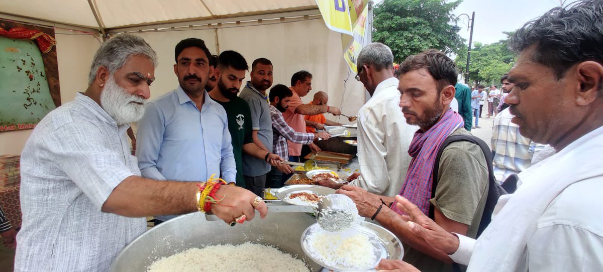 M_KYogi's tweet photo. आज जम्मू स्थित Shri Amarnath Ji Yatra Welfare Society द्वारा संचालित अमरनाथ यात्रियों के लिए लंगर में सेवा करने का सौभाग्य प्राप्त हुआ, इस मौक़े पर PadamShree Vishav Murti Ji Shastri और Society के President Sh Kiran Wattal सहित कई गणमान्य लोग उपस्थित रहे।

#AmarnathJiYatra2023 https://t.co/wLb2xuLf8d