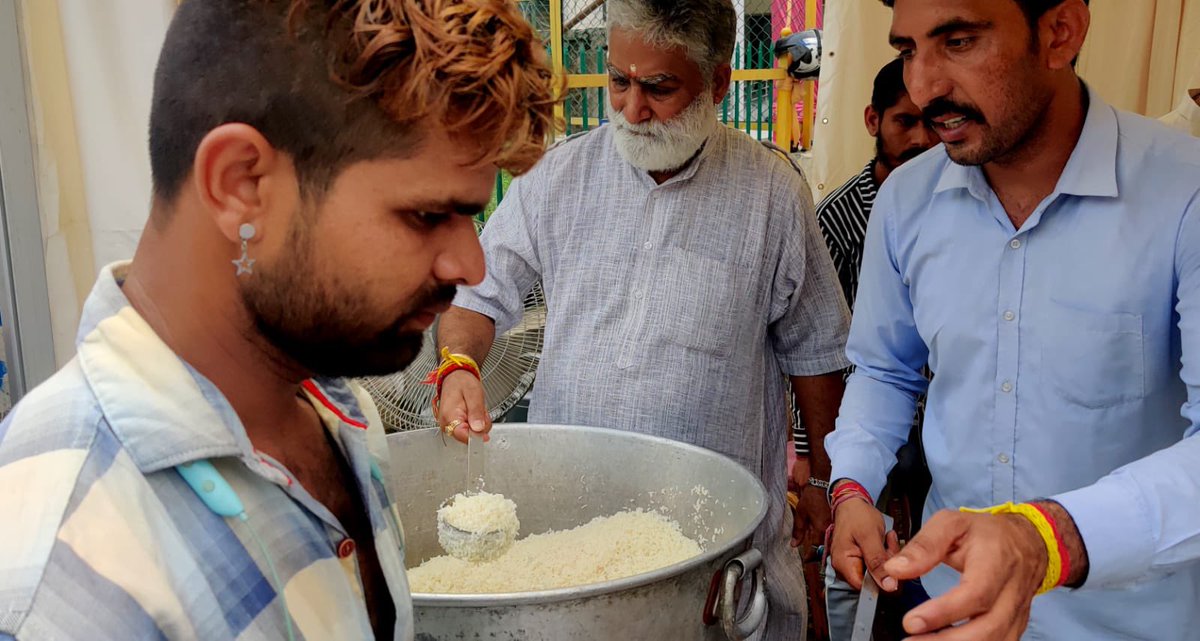 M_KYogi's tweet photo. आज जम्मू स्थित Shri Amarnath Ji Yatra Welfare Society द्वारा संचालित अमरनाथ यात्रियों के लिए लंगर में सेवा करने का सौभाग्य प्राप्त हुआ, इस मौक़े पर PadamShree Vishav Murti Ji Shastri और Society के President Sh Kiran Wattal सहित कई गणमान्य लोग उपस्थित रहे।

#AmarnathJiYatra2023 https://t.co/wLb2xuLf8d