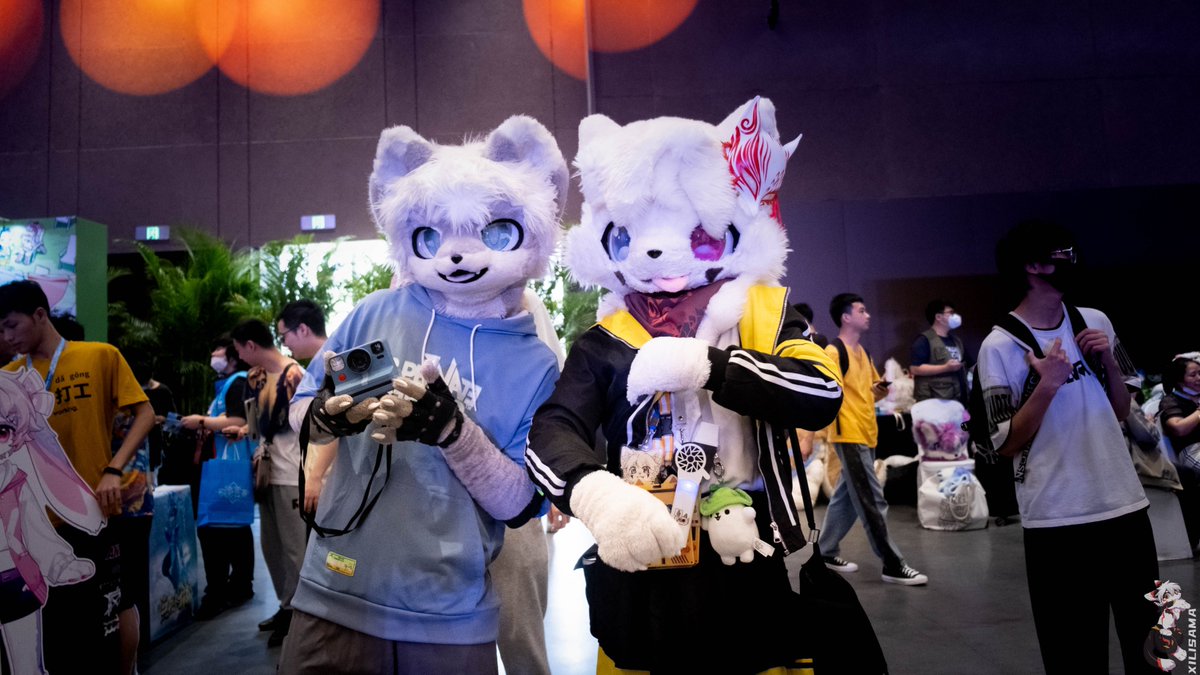 Legion_MonLeX's tweet photo. 和可爱@colawolf7 的合照！
摄影师：@Baimoe 
#FursuitsFriday https://t.co/LNQIWU7hu8