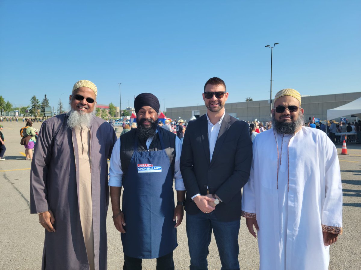 Bohras_Canada's tweet photo. A huge thanks to MP @jasrajshallan from the @Dawoodi_Bohras of #Calgary for extending a warm invitation to the Annual Stampede Breakfast! The community was also pleased to meet MLA Dan Williams at this event. Here's to #unity, sharing, and a stronger community! #CalgaryStampede https://t.co/i2WroGZXfd