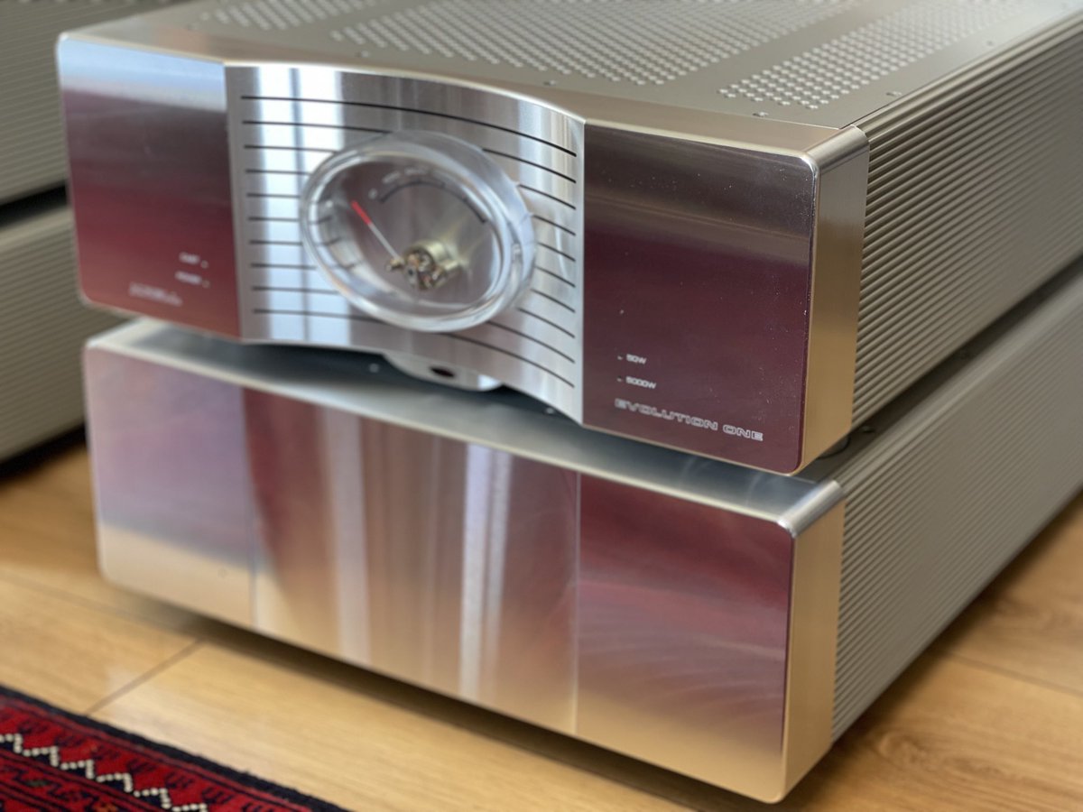 EmreElver3's tweet photo. Krell evolution one power 🦾#krell #krellaudio #audio #stereo #highendsystem #luxuryaudio #sessistemi #müzik #homeaudio #stereohile #highendamp #sound #hifi #kaanhifi #monopower #highend #system #hifisystem #hifisistem #evmüziksistemleri https://t.co/GdWV1aaWDJ