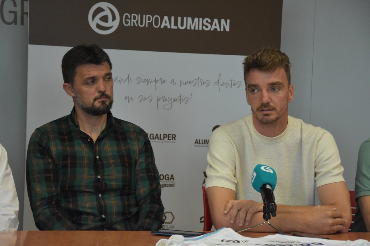 Presentación <a href="/SD_Compostela/">S.D. Compostela</a> 📸
Muchas gracias por el apoyo <a href="/GrupoAlumisan/">Grupo Alumisan</a>