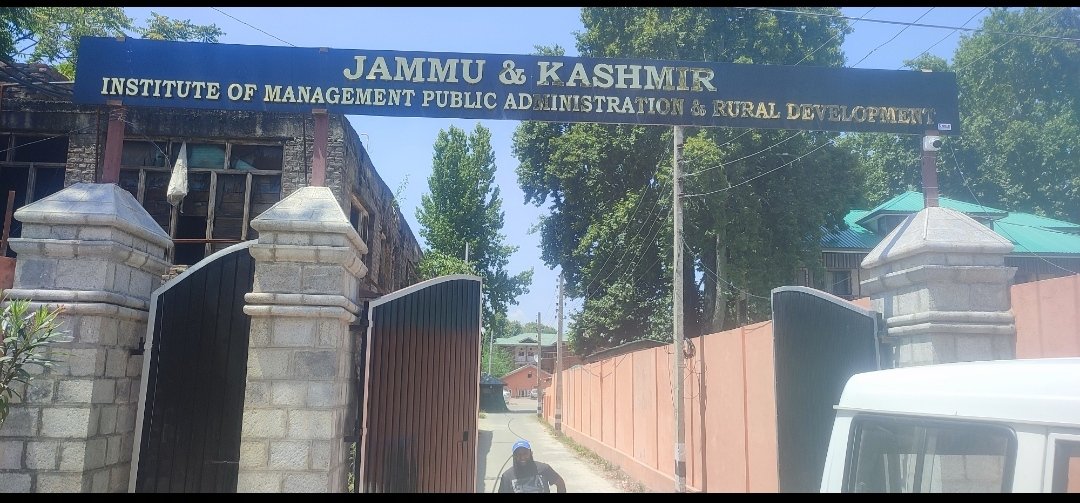 lotusladakh's tweet photo. Delivered an invited talk cum interaction to the officials of #DDMAs drawn from various districts of #Kashmir on " Role of @Indiametdept " In flood Management" at J&K Institute of Mgmt, Public Administration & Rural Dev. at #Srinagar.
#JKIMPARD https://t.co/iQhAqrfol8
