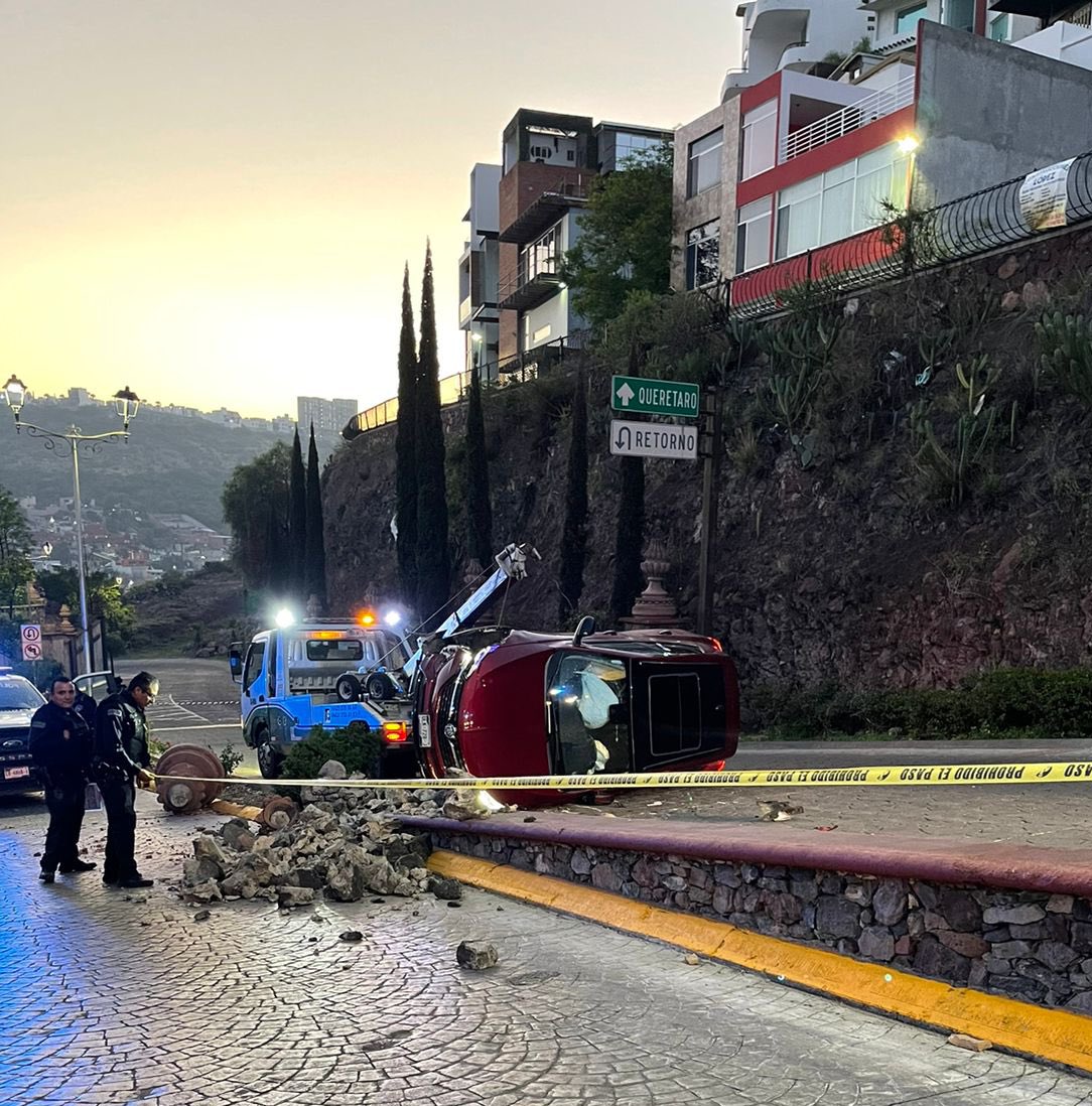 soyintensomx's tweet photo. #ACCIDENTE 🚨 auto vuelca en Milenio III, bajando hacia los arcos de Querétaro https://t.co/YDtPhxC2rI