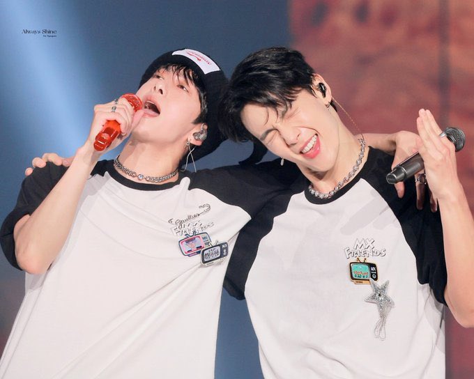 ice_cream_barrr's tweet photo. 지금 파도처럼 밀려오는 채션에 잠겨 죽어가는 중 https://t.co/P7wkYGHvBG