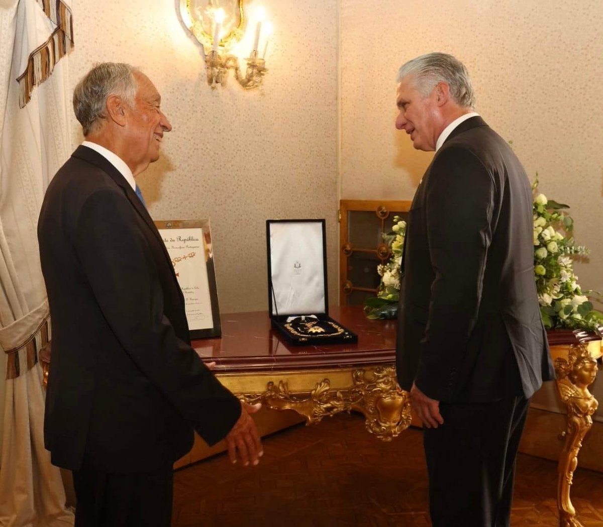 Celebramos la entrega a <a href="/DiazCanelB/">Miguel Díaz-Canel Bermúdez</a> de la más alta distinción que impone el mandatario luso a Jefes de Estado que visitan su nación, el Gran Collar de la Orden del Infante Don Henrique. Va en ello el reconocimiento a #Cuba entera. #DíazCanelEnPortugal