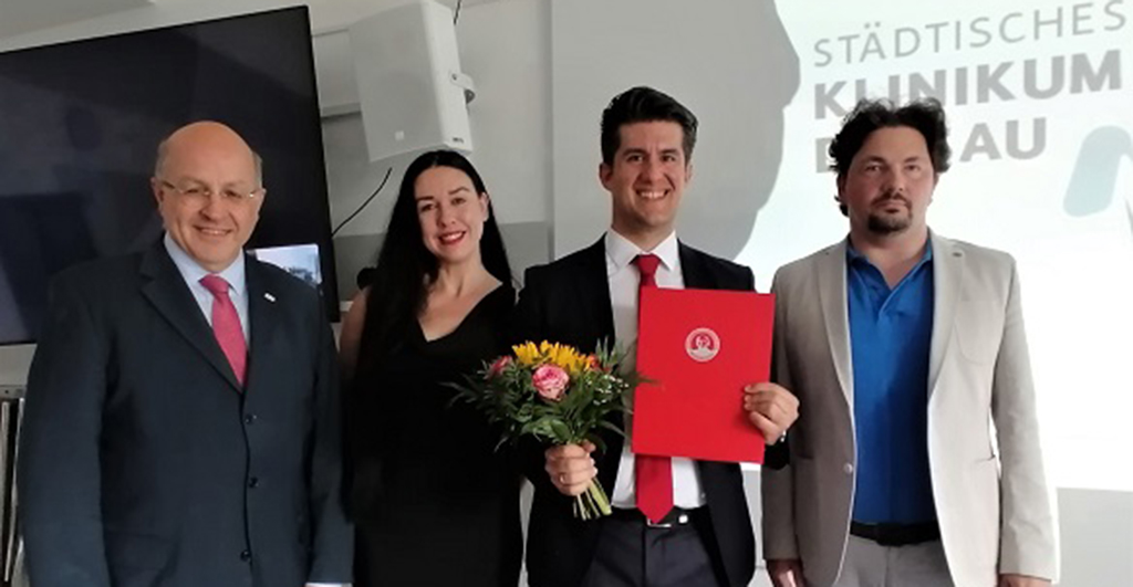 Georgios Nikolakis ist der erste erfolgreiche Habilitand der Fakultät  für Gesundheitswissenschaften (FGW) am Standort Medizinische Hochschule  Brandenburg Theodor Fontane (MHB). Er habilitierte im Fach Dermatalogie und Venerologie: uni-potsdam.de/de/medieninfor…