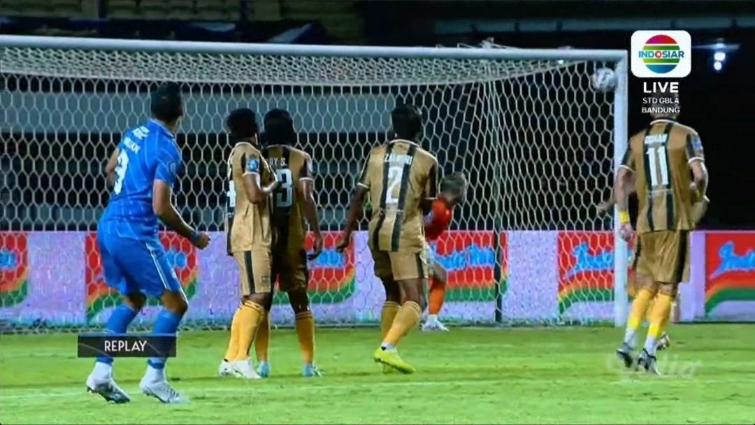 Gokil freekick Ezra Walian 😱 
Pojok kanan atas