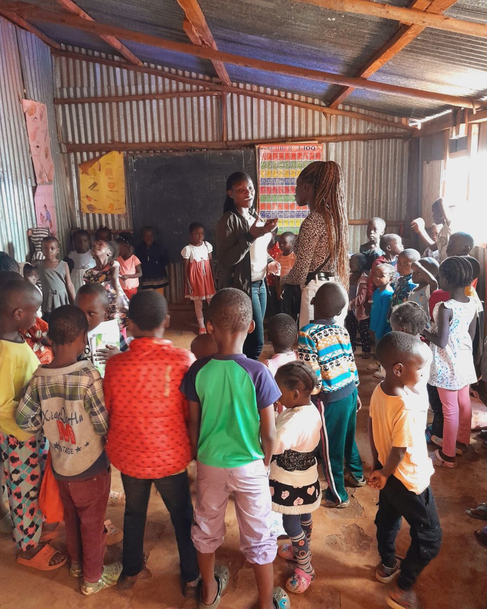 Barrackodhiambo's tweet photo. 💙📷Every child deserves the opportunity to reach their full potential. Our free community tutoring program that happens in Kawangware every Saturday is providing academic support and fostering a passion for learning. #loveyourcity #beahero #buildahero #changetheworld https://t.co/QEd7dc2XMW