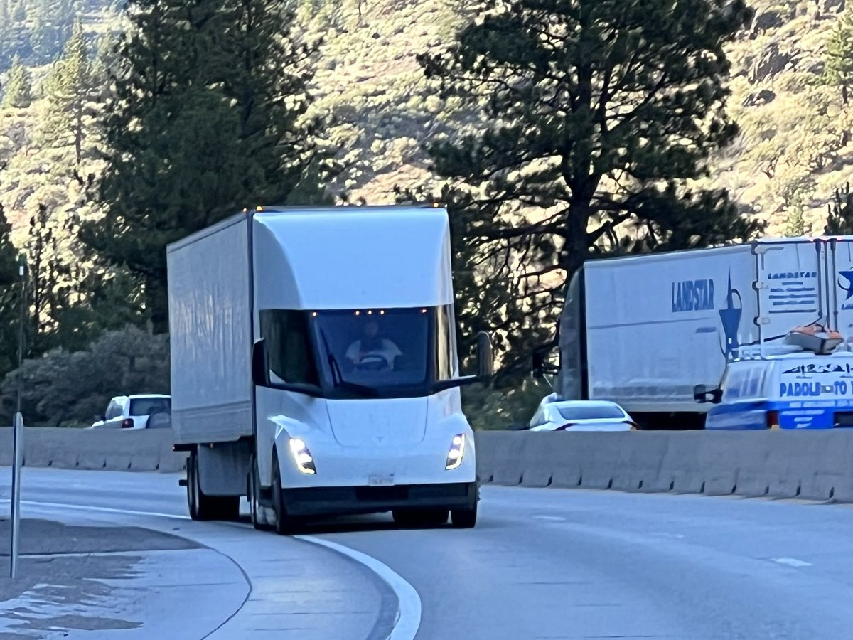 HinrichsZane's tweet image. I had some thoughts about how to (safely) capture some video of the Tesla Semi vs diesel semi’s going up a steep grade. The average grade ascending the Donner Pass is 7% up to 16%. This is some of what I captured. #Tesla #teslasemi Tesla runs these semi’s daily, fully loaded up…